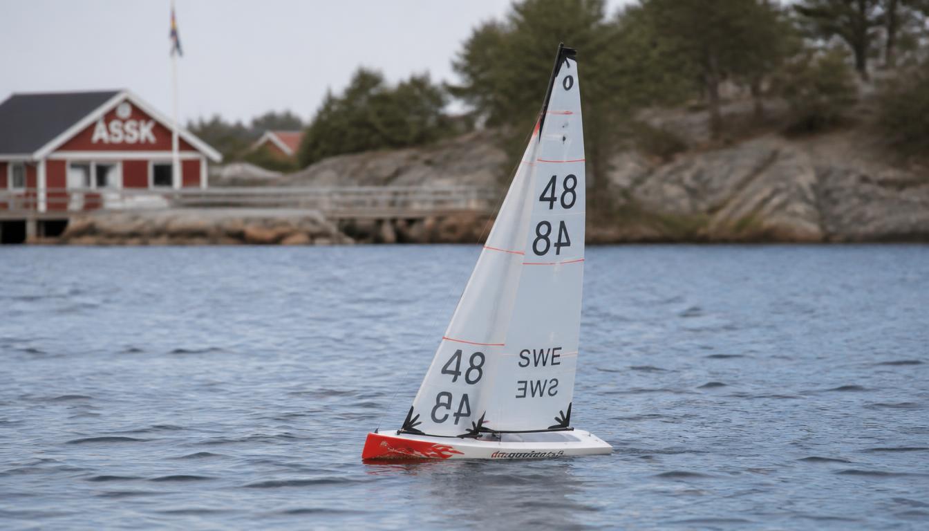 Radiostyrd DF 95 segelbåt på vattnet vid klubbhuset