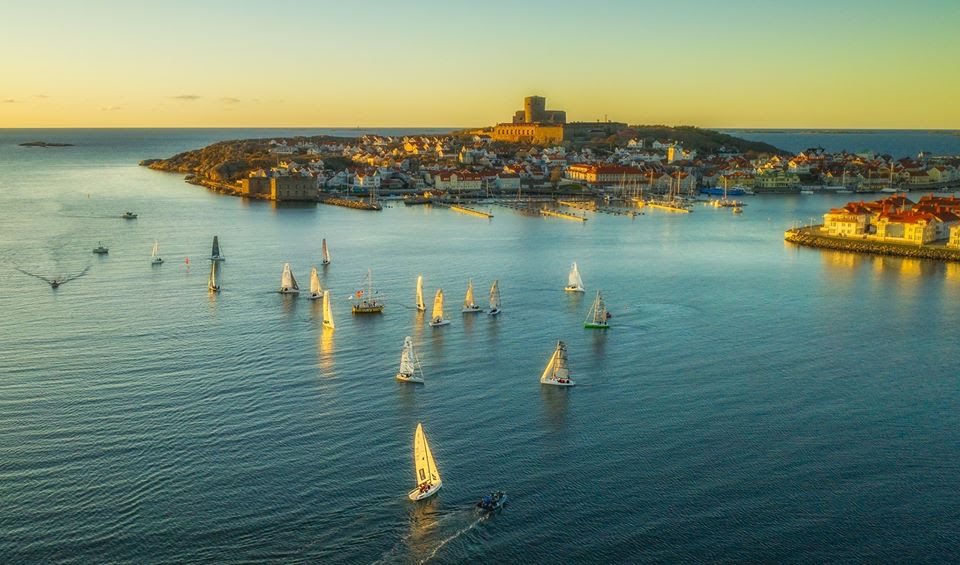 Segelbåtar i solnedgång utanför Marstrand under Frostbite